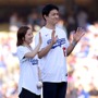 りくりゅうペアが始球式登場で「ドジャースの試合に華を添えた!」 “チェアリフト”に反響、山本由伸&佐々木朗希と3ショットも【フィギュア】