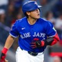【MLB】11号アーチを放った岡本和真への恒例ドリンクシャワーでハプニング……女性レポーターが巻き添え、仕掛けた選手が謝罪のハグ