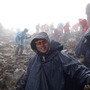 ティンコフ・サクソのキリマンジャロ・登山合宿、雨の中で笑顔を見せるラファル・マイカ