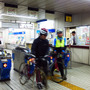 自転車を転がして千葉みなと駅の改札口を通る参加者たち（11月30日、千葉モノレール実証実験「サイクル＆モノレール」）