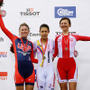 UCI2014-15トラックワールドカップ第2戦イギリス・ロンドン大会女子スクラッチの表彰台、ジャニー・サルセド（コロンビア）が金メダル、ローレン・ステフェンス（アメリカ）が銀メダル、カタルツィナ・パフロフスカ（ポーランド）が銅メダル