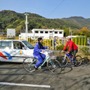 ママチャリに乗った高校生が、駐車車両を追い抜くところに逆走自転車が！（撮影：清家太郎）