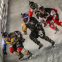 スケート靴をはいて氷の斜面で競争するアイスクロスダウンヒルが年間8戦に