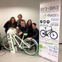 オランダ/アムステルダムの学生チームが発表したEバイクのプロトタイプは、スマートフォンを鍵とし、ワイヤレス充電に対応するなど、電気自動車に用いられている技術を自転車にも応用する格好で開発が進められている。