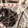 フレームの空間に荷物を挟める『cobweb』…東京サイクルデザイン専門学校卒業制作展
