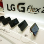フラグシップスマホの「LG G Flex 2」を展示