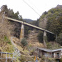 民家の背後にも鉄道の橋脚が（水根貨物線）