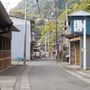 由比の町を抜ける県道には、旧街道の面影が残る