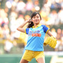 小島瑠璃子、ノーバン投球で大喜び！甲子園球場でファーストピッチセレモニー