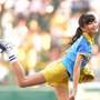 小島瑠璃子、ノーバン投球で大喜び！甲子園球場でファーストピッチセレモニー