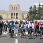 　東京都心部、神宮外苑のイチョウ並木を背景に行われる自転車レース、「2007年度全日本学生ロードレースシリーズ最終戦」が2月11日に開催された。世界最大の自転車レース、ツール・ド・フランスで5度の優勝経験を誇るフランスのベルナール・イノーも来日し、「マスター