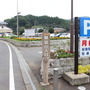 13:30　JR水戸線の岩瀬駅に車を停めて、登山スタート。駅には300円で駐車できるスペースが7台分ある。駐車場脇に、「御獄山入口1.1ｋ」と書かれた指標あり。