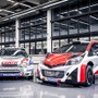 17年からトヨタは「ヤリスWRC」（右）でWRCにワークスとして復活参戦（左はかつてのワークス機「カローラWRC」）。