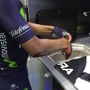 2015年ツール・ド・フランス第6ステージ、チームバスの中で傷を治療するナイロ・キンタナ（モビスター）