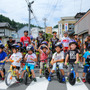ランニングバイク大会参加の子どもたちと。窪木一茂（Team UKYO）母校の学校法人石川高等学校にて