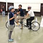 アイマスクをしてタンデム自転車の試乗を行い全盲を体感する東淀川区の金谷一郎区長