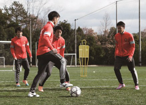 デサント サッカーで新たな着こなし ルコックスポルティフからスウェットジャケット発売 Cycle やわらかスポーツ情報サイト