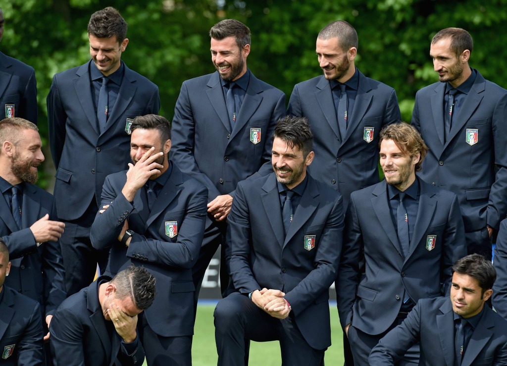 スーツを着こなしたサッカーイタリア代表選手たちの姿がシビれるほどカッコイイ Cycle やわらかスポーツ情報サイト