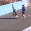 ゴール目前でランナーが脱水症状に…その後生まれた劇的なフィニッシュ 画像