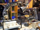 ロボットアームがバリスタの動きを再現…1000万円のコーヒーメーカー