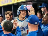 【MLB】新たなセレブレーション？　テオスカー、8号本塁打の大谷翔平を“マッスルポーズ”でお出迎え　米記者も「あのリアクション見て！」