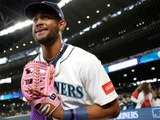 【MLB】「今週のスーパープレー集」前代未聞、外野手2人の連携本塁打キャッチ　イチロー“愛弟子”フリオの好捕連発ほか【5月11日～17日】