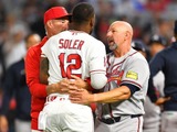 【MLB】「ワイス監督、何してるんだ」62歳のブレーブス指揮官、エンゼルスとの大乱闘で大暴れのソレアに“全力タックル”　米メディア騒然