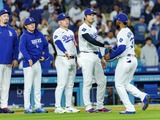 【MLB】山本由伸に気付かれないように……フードにガムの包みを投入するスミスの「チキンレース」　隣の大谷翔平はニヤニヤ、米放送局も爆笑