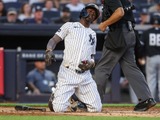 【MLB】チザムJr.が悶絶、自打球がワンバウンドで“股間に直撃”　ジャッジはベンチで笑い堪えるも……実況席は爆笑「これは痛すぎるぞ」