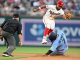 【MLB】岡本和真、実況席驚きの“メジャー初盗塁”で貴重な追加点演出「完全に意表を突いた」　ゲレーロJr.らチームメートも大喜び