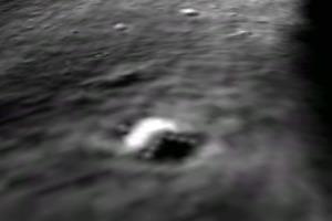 月面で発見された「奇妙な穴と丸い突起物」の正体