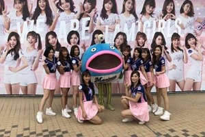 台湾で人気沸騰！ロッテ「謎の魚」が始球式、フォームはまさかの…下投げ!?