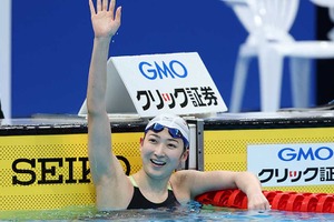 「リカコに泣かないでと言った」池江璃花子、銅メダルで有終の美　ライバル中国エースとの“涙の抱擁”が話題