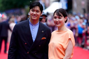 【MLB】大谷翔平、濃紺スーツの決め手は「僕メインではなく、妻の色に合わせて……」　開催地ジョージア州の“特産品”を意識したコーディネートに