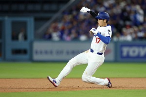 【MLB】大谷翔平、11試合ぶり今季13個目の盗塁　送球が「みぞおち直撃」でうずくまるも……大事には至らず