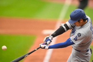 【MLB】大谷翔平、泳いだ当たりが逆方向へ“フェン直”二塁打 公式驚愕の打撃で好機演出