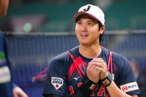 【WBC2026】侍ジャパン合流の大谷翔平、試合前練習で豪快アーチ連発　満員のファンから拍手と大歓声……メジャー組が揃い踏み