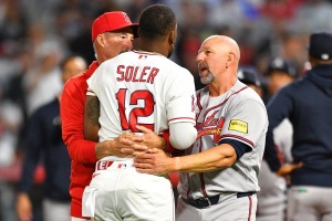 【MLB】「ワイス監督、何してるんだ」62歳のブレーブス指揮官、エンゼルスとの大乱闘で大暴れのソレアに“全力タックル”　米メディア騒然