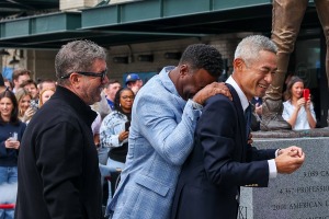 【MLB】イチロー氏、自身の銅像“バットが折れる”ハプニングも……除幕式後には守備練習「彼の日常は変わらない」