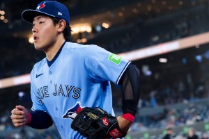 【MLB】「岡本和真は魔術師だ」前進守備で強烈ゴロを“鮮やか”横っ飛び好プレー、ゲレーロJr.が笑顔で称賛　打撃では貴重な同点犠飛も