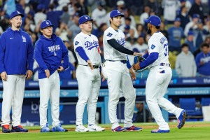 【MLB】山本由伸に気付かれないように……フードにガムの包みを投入するスミスの「チキンレース」　隣の大谷翔平はニヤニヤ、米放送局も爆笑