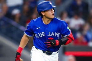 【MLB】11号アーチを放った岡本和真への恒例ドリンクシャワーでハプニング……女性レポーターが巻き添え、仕掛けた選手が謝罪のハグ