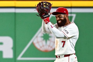 【MLB】アデルがフライを“頭で受けて”打球がスタンドイン……まさかの本塁打アシストに米記者驚愕「彼は守備に一生懸命取り組んできたが……」