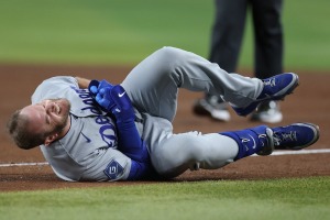 【MLB】相手一塁手と“正面衝突”のマンシーは「呼吸困難の症状、脳震とうの検査も実施」　ドジャース球団公式が発表