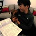 フランスの自宅で愛犬とリラックスしながらジロ・デ・イタリアのコース図を見る新城幸也