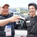 ヴィッツレース参加者の飯田滋さん（左）とネッツトヨタ東埼玉のエンジニアリーダー有馬康介さん（右）