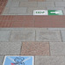 自転車の乗車禁止を示す歩道上の路面標示（手前）。気づかない人もいるはずだ
