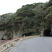 海蝕崖が続く海岸線に沿って進み、短いトンネルを抜ける