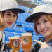 横浜DeNAベイスターズのオリジナル醸造ビール「BAYSTARS ALE」販売スタッフ衣装のお披露目会。dianaの中村比菜さん（右）と若槻彩香さん（2016年3月23日）