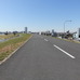 江戸川の堤防天端に延びる自転車道。幅も広く、快適に走行できる